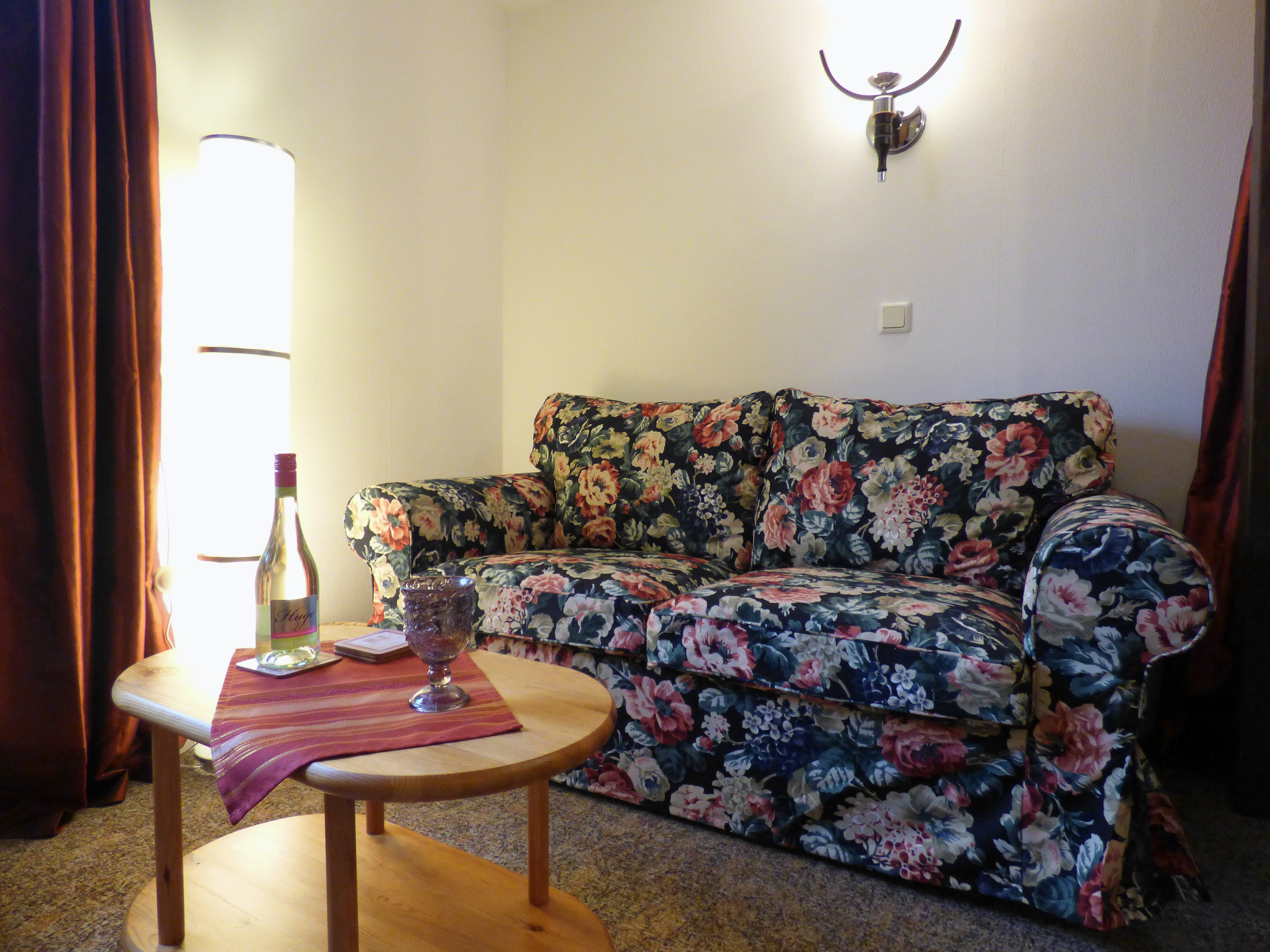 romantisches Zimmer mit Sofa und Himmelbett