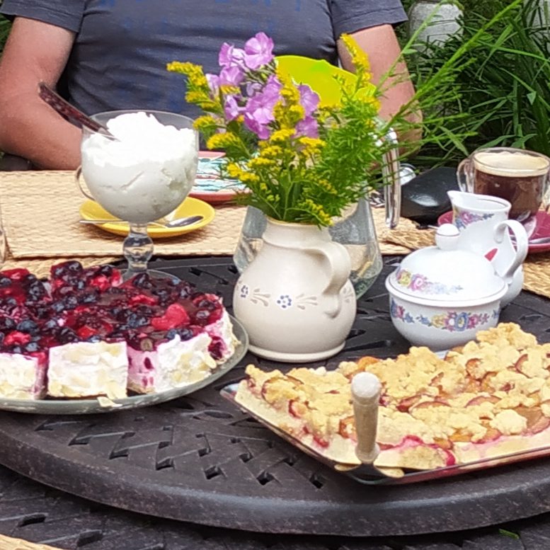 selbstgebackener Kuchen Gartencafé