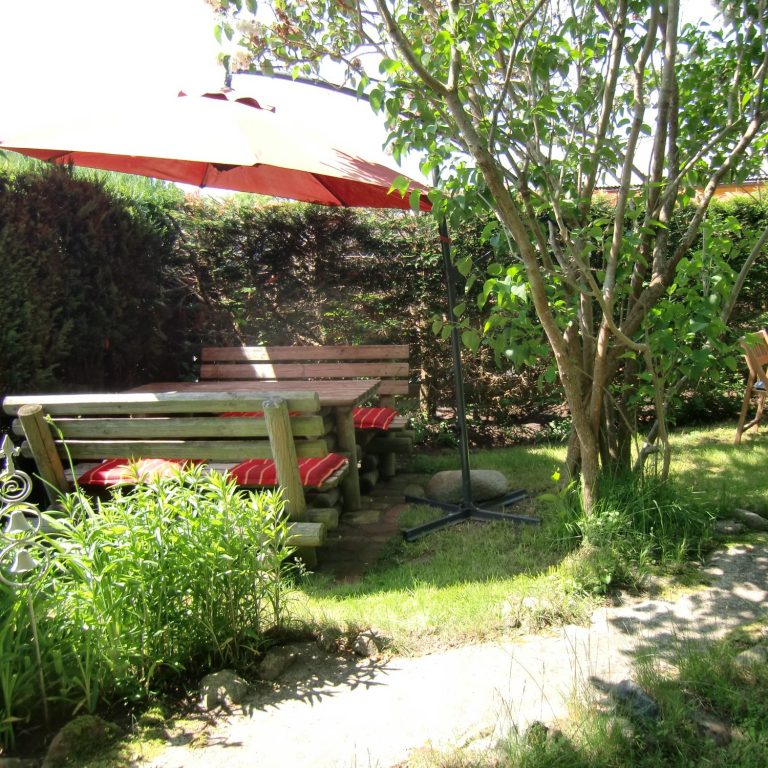 Frühstück im Garten Ruhiger Urlaub mit Frühstück