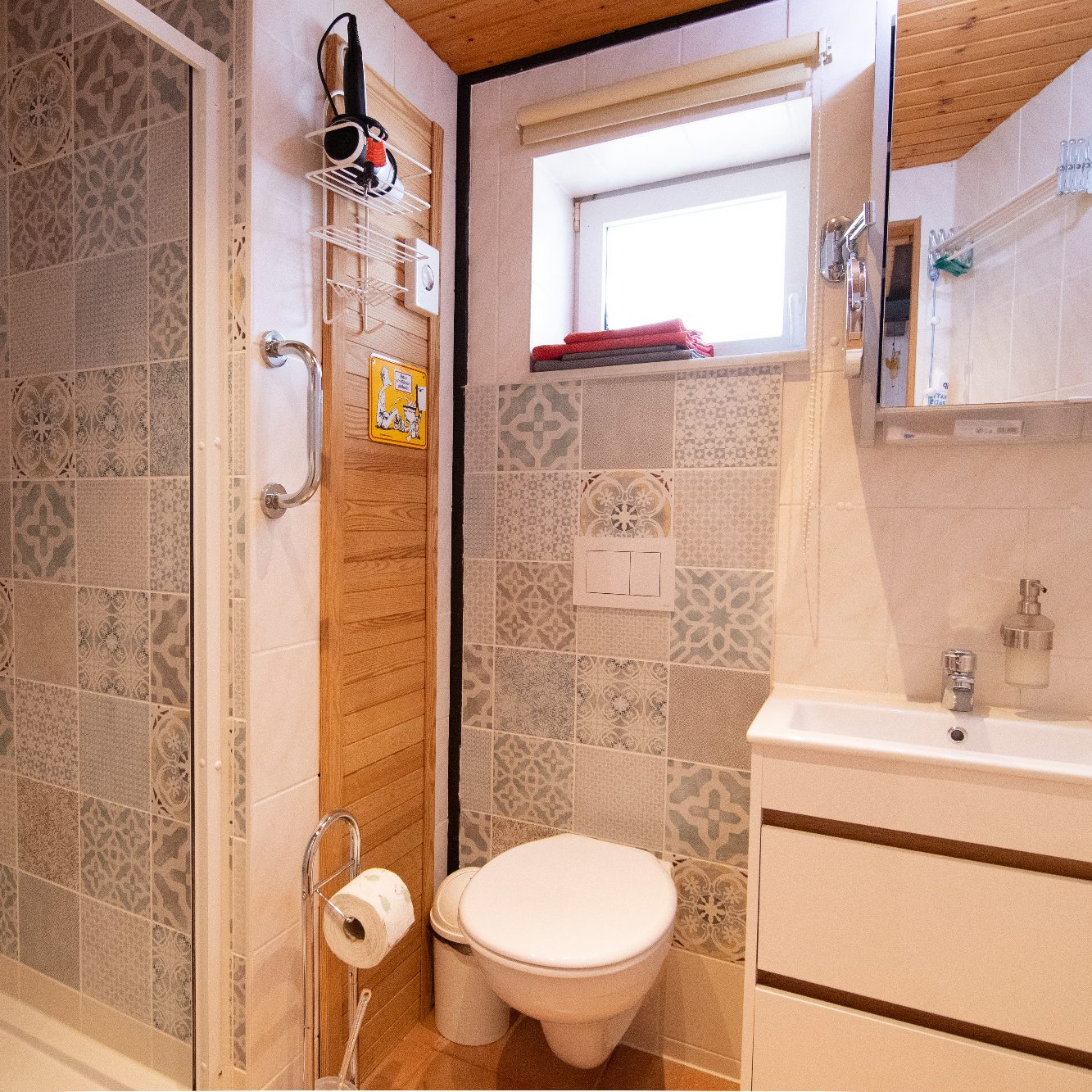 neu renoviert modern Duschbad mit Fenster
