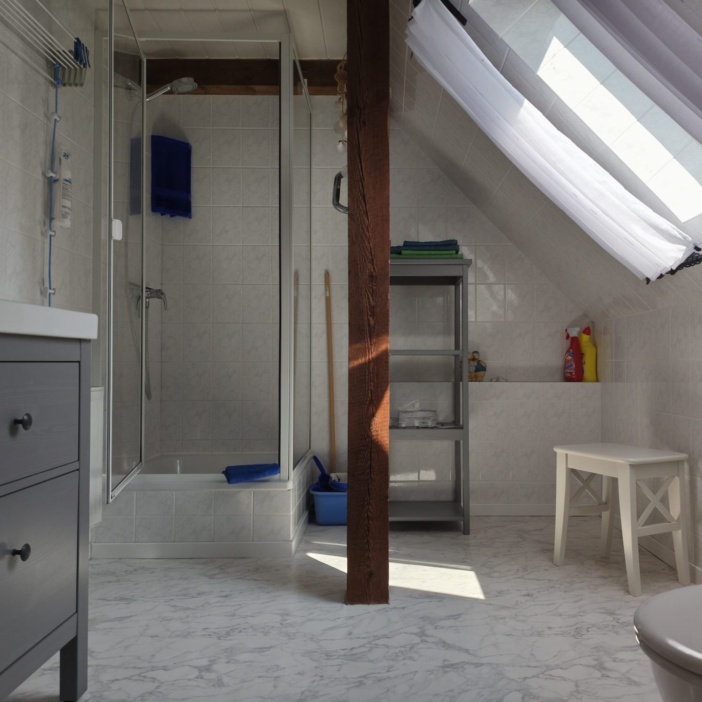modernes Duschbad mit Fenster helles großes Bad